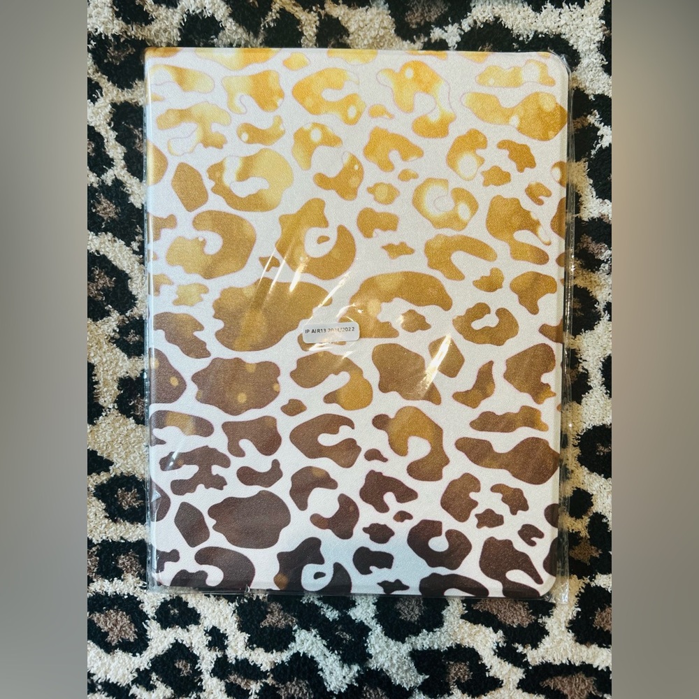 NWT🎁 Black & gold leopard print Apple iPad Pro Cover | NEW/NWT IN PLASTIC